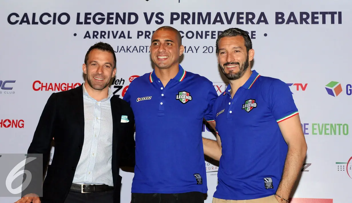 Alessandro Del Piero, David Trezeguet dan Gianluca Zambrotta (kiri ke kanan) berfoto bersama usai memberikan keterangan di Jakarta, Jumat (20/5/2016). Legenda Italia ditantang Primavera Barettidalam laga persahabatan. (Liputan6.com/Helmi Fithriansyah)