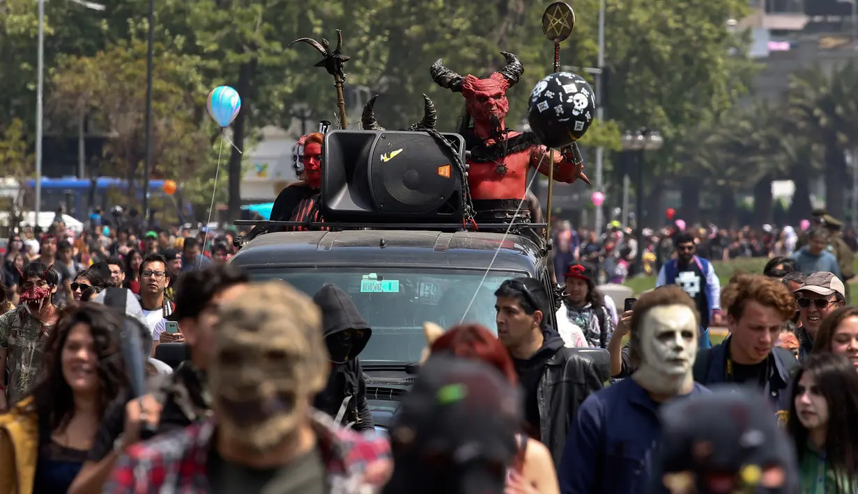 Ratusan orang mengenakan kostum menyerupai zombie berpartisipasi dalam perayaan satu dekade Zombie Walk di Santiago, Chile, 13 Oktober 2018. Zombie Walk digelar dua minggu sebelum perayaan Halloween pada 31 Oktober mendatang. (AP/Esteban Felix)