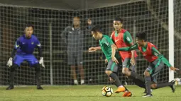 Pemain Timnas Indonesia U-19, Egy Maulana Vikri, menggiring bola saat latihan jelang laga persahabatan di Lapangan ABC Senayan, Jakarta, Kamis (22/3/2018). Indonesia akan berhadapan Timnas Jepang U-19. (Bola.com/Asprilla Dwi Adha)