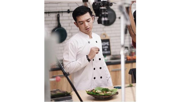Lebih Nyaman Jadi Chef, Ini 7 Pesona Nicky Tirta Saat Berada di Dapur