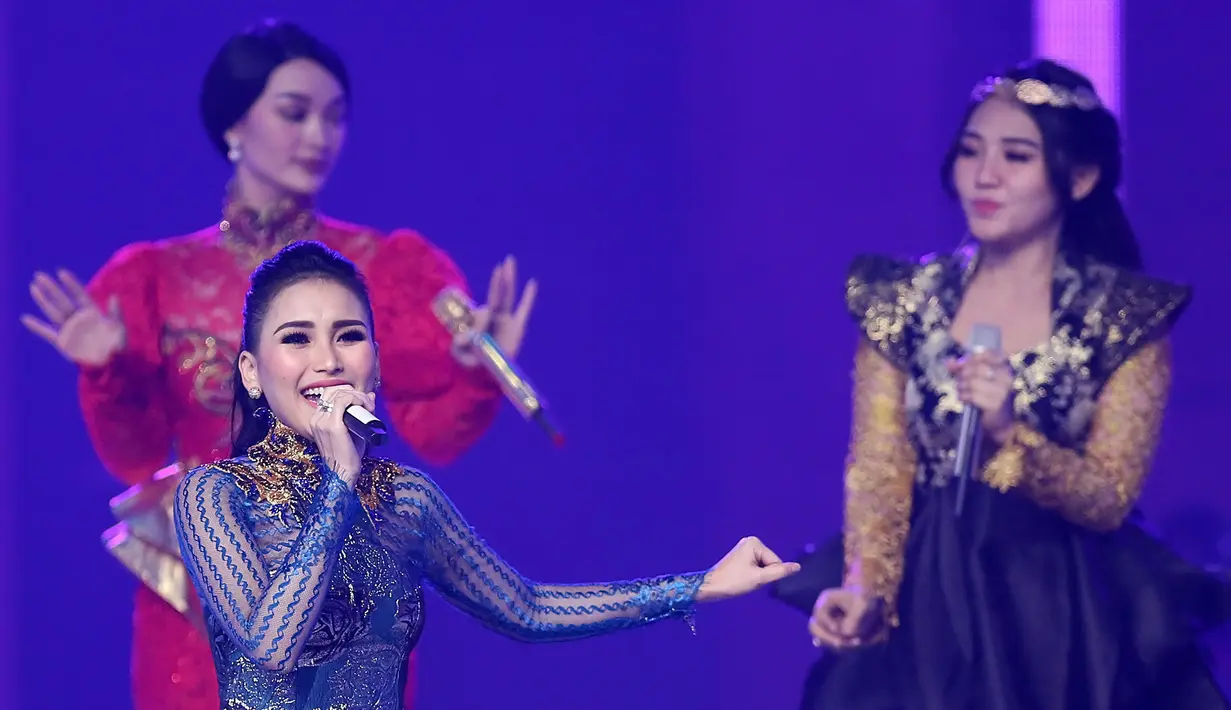 Sedangkan pelantun lagu Sambalado, Ayu Ting Ting menyabet dua penghargaan dalam ajang tersebut. Dalam kategori Lagu Dangdut Terpopuler dan Penyanyi Dangdut Solo Wanita Terpopuler. (Bambang E Ros/Bintang.com)