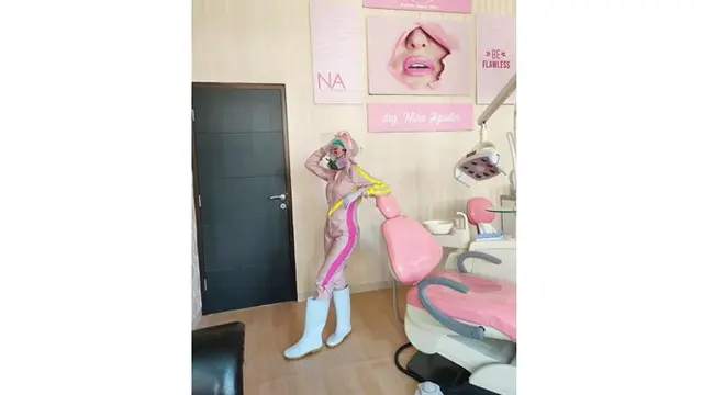Tetap Stylish, Ini 6 Gaya Dokter Nina Agustin saat Pakai APD yang Fashionable