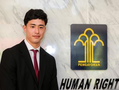 Kiper keturunan Indonesia-Iran, Cyrus Margono berpose setelah mengambil sumpah Warga Negara Indonesia (WNI) di Kanwil Kemenkumham DKI, Cawang, Jakarta, Kamis (21/03/2024). (Bola.com/Bagaskara Lazuardi)