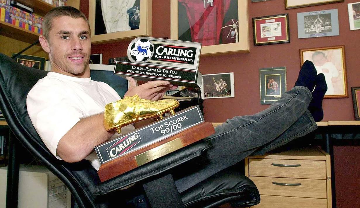 Striker Sunderland, Kevin Phillips merebut trofi Sepatu Emas Eropa edisi 2000 setelah mencetak total 30 gol bagi Sunderland di Liga Inggris musim 1999/2000. (twitter.com/classicshirts)