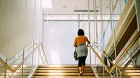 Ilustrasi naik tangga untuk memeriksa kesehatan jantungmu | pexels.com/@rickyrecap