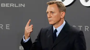 Pemeran James Bond 007, Daniel Craig berpose diatas karpet merah saat menghadiri premiere film terbarunya James Bond 007 "Spectre" di Berlin, Jerman, (28/10/2015). Spectre merupakan judul ke-24 dari seri film James Bond. (REUTERS/Fabrizio Bensch)