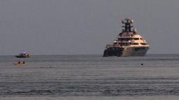 Kapal pesiar mewah Equanimity di perairan laut Teluk Benoa, Bali, Rabu (28/2). Kapal itu diburu pihak berwenang AS terkait penyelidikan korupsi miliaran dolar proyek dana investasi pemerintah Malaysia yang dikenal sebagai 1MDB. (AP/Ambros Boli Berani)