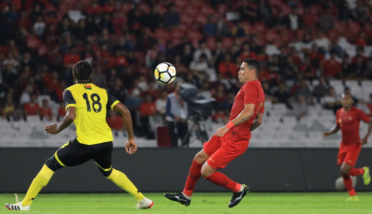 Striker Timnas Indonesia, Beto Goncalves, mengontrol bola saat melawan Vanuatu pada laga persahabatan di SUGBK, Jakarta, Sabtu (15/6). Indonesia menang 6-0 atas Vanuatu. (Bola.com/Yoppy Renato)