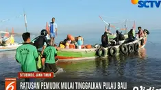 Para pemudik terpaksa menggunakan kapal kayu karena kesulitan mendapatkan tiket kapal feri.