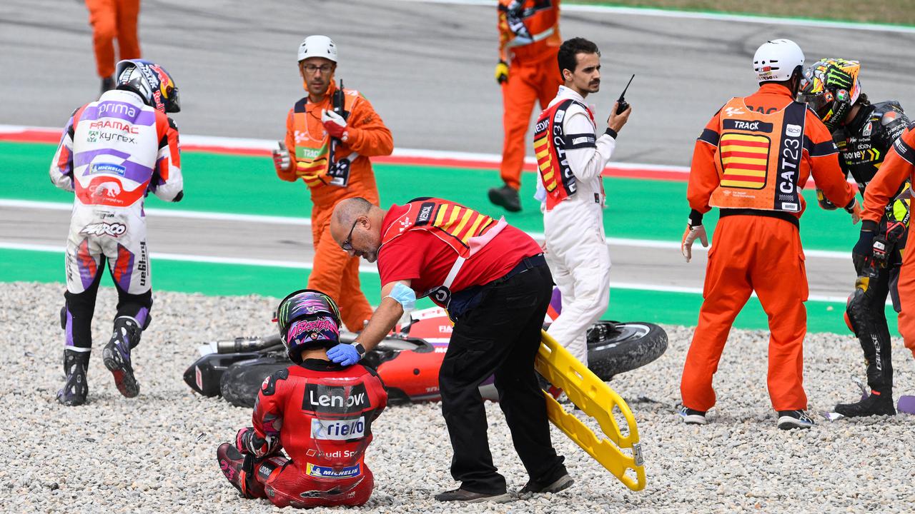 Foto: Detik-Detik Kecelakaan yang Melibatkan 5 Pembalap di MotoGP Catalunya