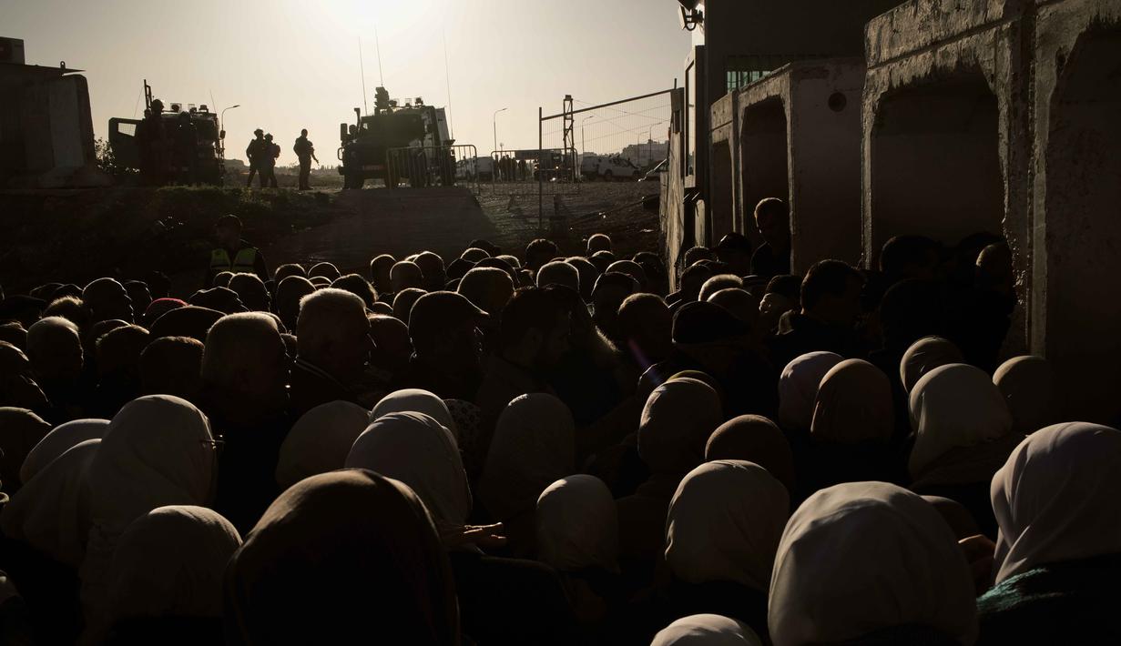 Warga Palestina berbaris untuk melewati pos pemeriksaan militer Israel Qalandia antara kota Ramallah di Tepi Barat dan Yerusalem dalam perjalanan mereka untuk menghadiri salat Jumat di Masjid Al-Aqsa saat bulan suci Ramadan 1447 Hijriah, Jumat 20 Februari 2026. Warga Palestina berbondong-bondong berbaris antre untuk bisa melewati pos pemeriksaan militer Israel Qalandia antara kota Ramallah di Tepi Barat dan Yerusalem. (AP Photo/Leo Correa)