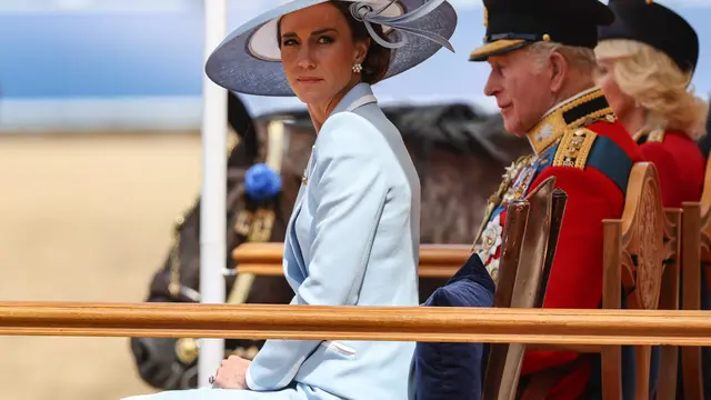 Tatapan Tajam Kate Middleton Saat Kereta Kudanya Lewati Demonstran Anti-Monarki