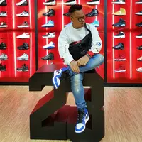 Mengoleksi sepatu ternyata bukan hanya dilakukan oleh para wanita saja yang menggilai dunia fashion. Uya Kuya, sebagai seorang laki-laki juga  ternyata mengoleksi sepatu sneakers. (Instagram/king_uyakuya)