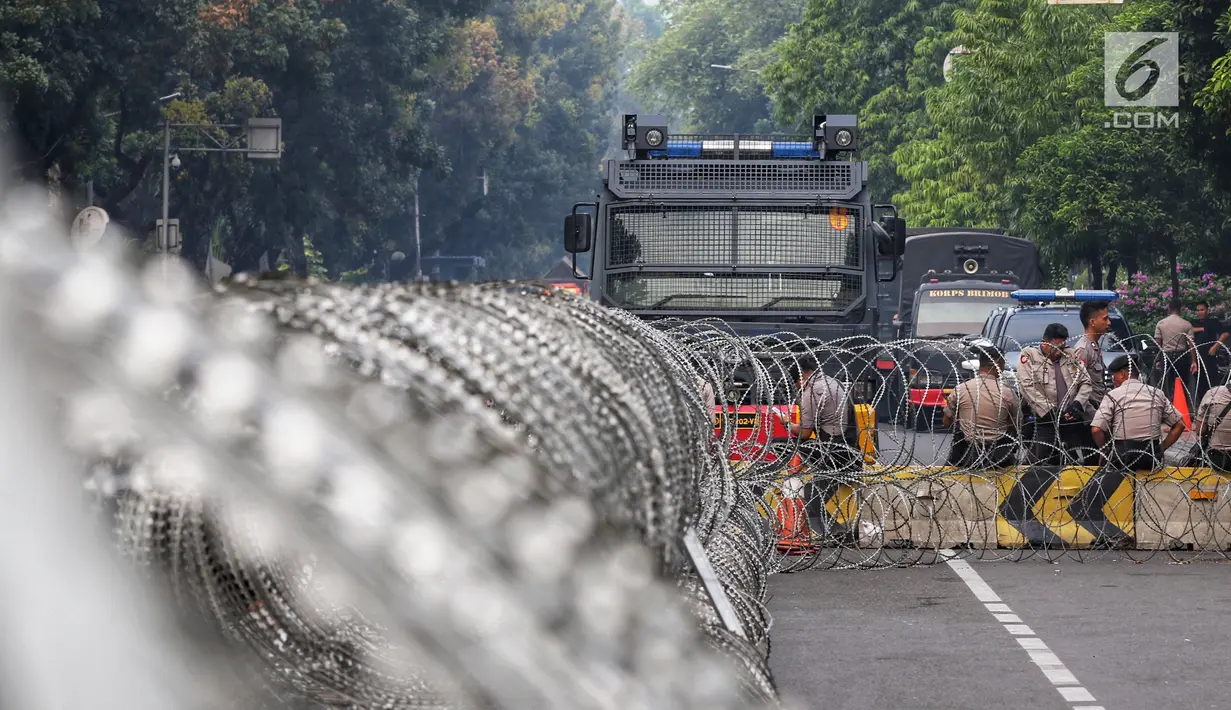 Mobil barakuda diterjunkan menjelang sidang perdana MK Pemilu 2019 di halaman depan Gedung Mahkamah Konstitusi, Jakarta, Jumat, (14/6/2019). Sekitar 30 ribu pesonil gabungan diterjunkan untuk mengawal jalannya sidang dengan menerapkan skema pengamanan empat lapis. (Liputan6.com/Johan Tallo)
