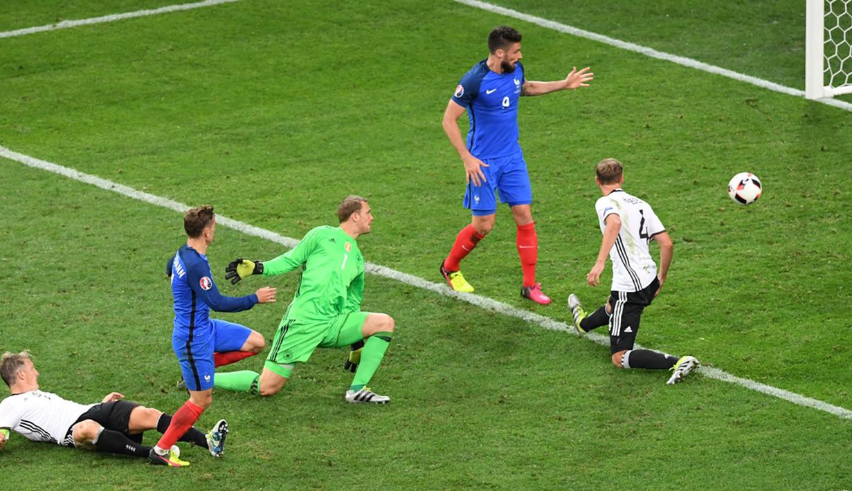 Striker Prancis, Antoine Griezmann, saat mencetak gol kedua ke gawang Jerman pada laga semifinal Piala Eropa 2016 di Stade Velodrome, Marseille, Jumat (8/7/2016) dini hari WIB. (AFP/Boris Horvat)