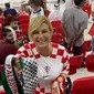 Mantan Presiden Kroasia, Kolinda Grabar membawa syal Palestina di Pertandingan Piala Dunia 2022 Kroasia vs Belgia, Kamis (1/12/2022). (Dok: Twitter @Bosnjakkk1)