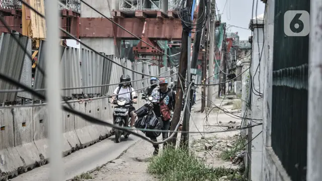 FOTO: Kabel Semrawut Imbas Proyek Tol Ancam Keselamatan Pengguna Jalan