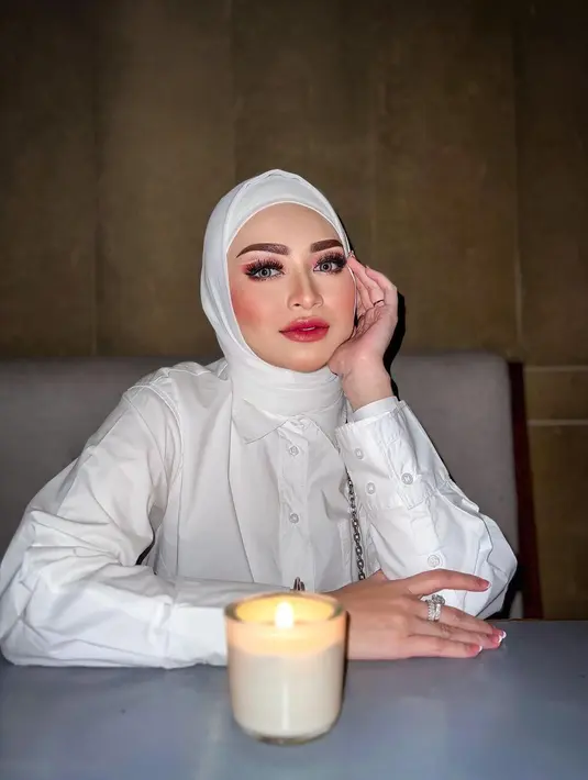 Inspirasi makeup bold lainnya dari Nathalie Holscher. Kali tampil bold dan dan fearless, makeup Nathalie didominasi warna merah yang ternyata juga terlihat sangat pas di kulitnya yang putih. Eyeliner merah dengan garis putih, makeup mata yang tajam, pipi yang merona, dan bibir glossy menyempurnakan penampilan Nathalie di sini. Foto: Instagram.