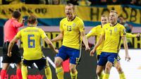 Gelandang Swedia Jakob Johansson (tengah) merayakan gol bersama rekan setimnya saat melawan Italia dalam pertandingan kualifikasi Piala Dunia 2018 di Solna, Swedia (10/11). Timnas Italia takluk 0-1 dari Swedia. (AP Photo/Frank Augstein)
