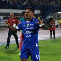 Penyerang Persib Bandung, Saddil Ramdani saat mencetak gol ke gawang Malut United. (Erwin Snaz/Bola.com)