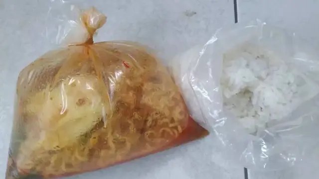 7 Potret Cara Absurd Makan Langsung dari Wadah Plastik Ini Kocak