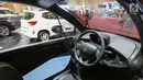 Desain interior mobil listrik Renault Twizy dipamerkan dalam GAIKINDO Indonesia International Auto Show (GIIAS) 2019 di ICE BSD, Tangerang, Jumat (19/7/2019). Mobil yang setara dengan 11 daya kuda (dk) ini memiliki fitur Energy Recovery System (ERS). (Liputan6.com/Fery Pradolo)