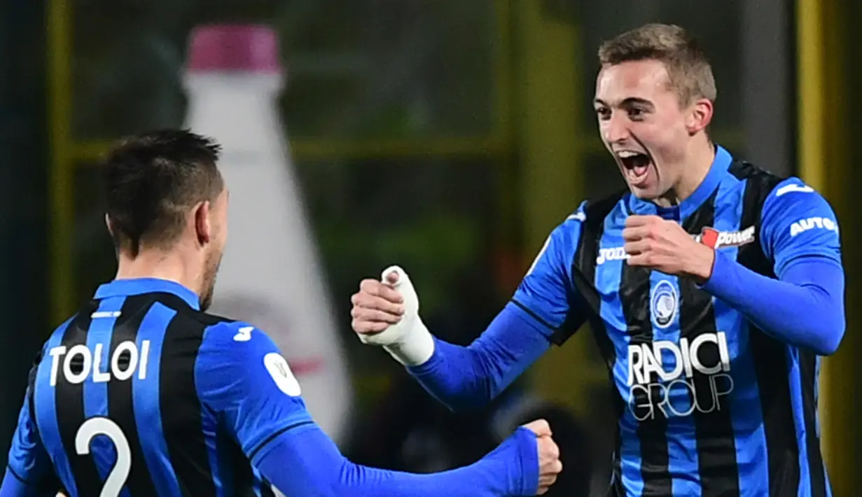 Bek Atalanta, Timothy Castagne (kanan) merayakan golnya ke gawang AS Roma bersama Rafael Toloi pada perempat final Coppa Italia 2018-2019 di Stadion Atleti Azzurri d'Italia, Bergamo, Rabu (30/1). Juventus tersingkir dari Coppa Italia. (Miguel MEDINA/AFP)