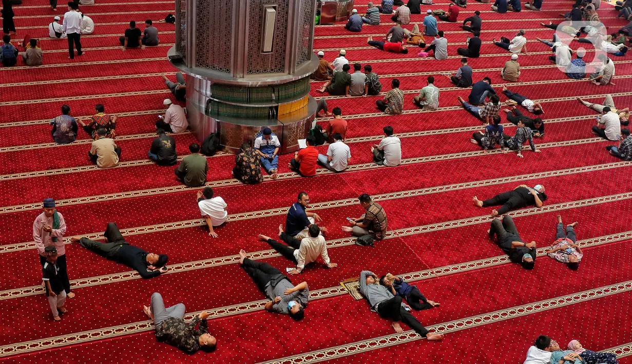 Istrahat atau tidur sejenak tersebut dilakukan untuk menjaga puasa mereka tetap terjaga.  (Liputan6.com/Angga Yuniar)