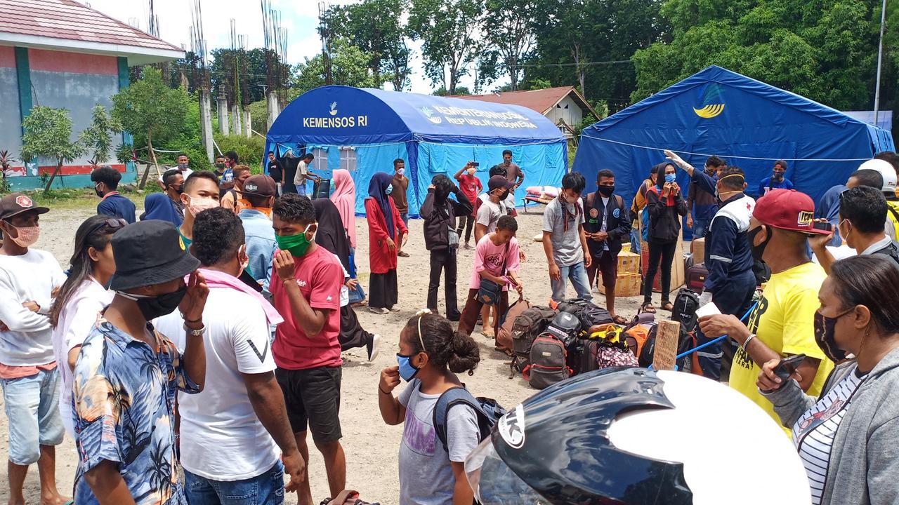 Ratusan eks-penumpang KM Lambelu yang dikarantina terpusat selama 14 hari di aulah Sikka Convention Centre (SCC) dan Rujab Bupati Sikka, akhirnya dipulangkan ke rumah masing-masing. (Foto: Liputan6.com/Dionisius Wilibardus)