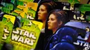 Mainan antik bertema Stars Wars dilelang di Rumah lelang Vectis di Stockton-on-Tees, Inggris (23/11/2015). Beragam pernak pernik bertema Stars Wars ikut meramaikan lelang bertema "Star Wars: The Force Awakens" tersebut. (Reuters/ Phil Noble)