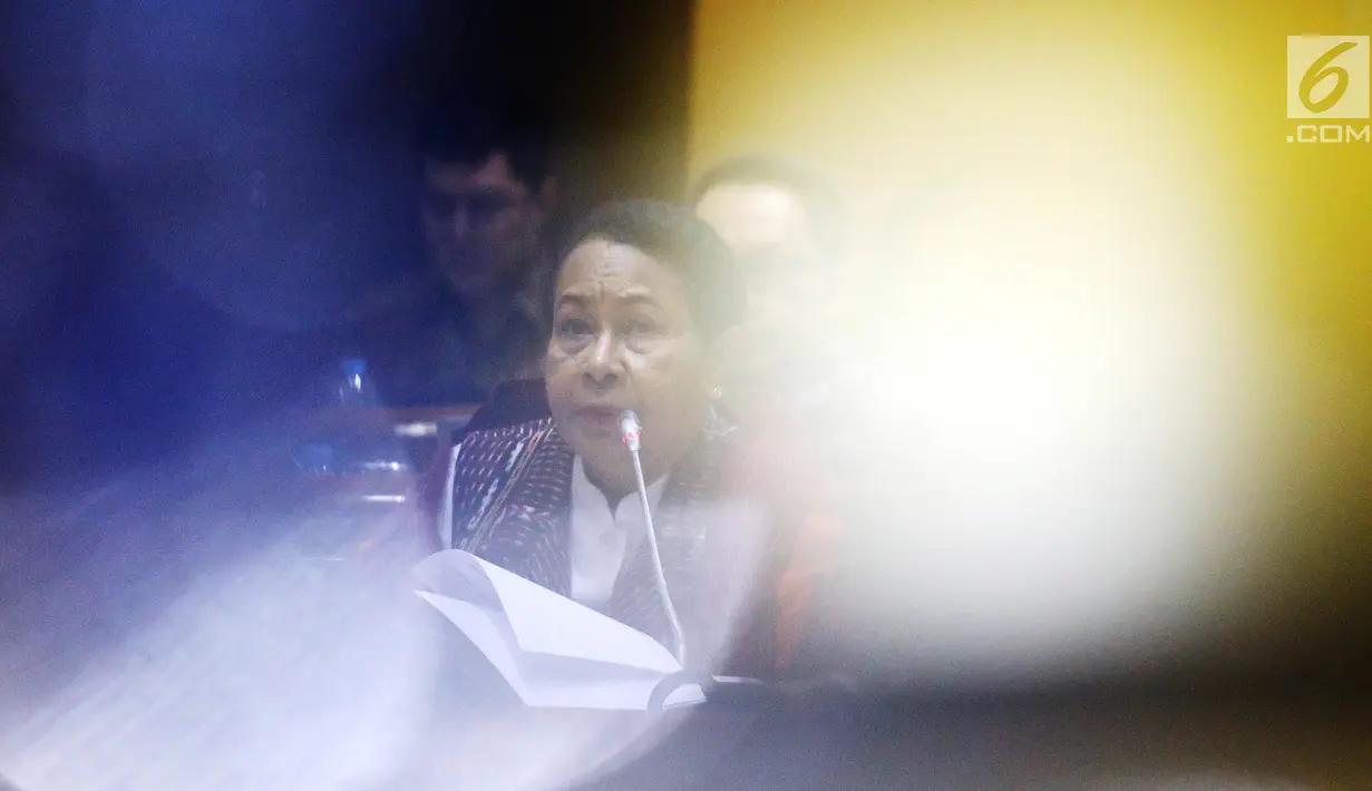 Menteri PPPA Yohana Yambise memberi penjelasan kepada Komisi VIII DPR dalam rapat kerja di Kompleks Parlemen, Senayan, Jakarta, Rabu (4/9/2019). Yohana menurunkan pagu anggaran tahun 2020 untuk kementerian yang dipimpinnya. (Liputan6.com/JohanTallo)