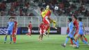 Bek Timnas Indonesia U-22, Muhammad Ferrari, duel udara dengan kiper India pada Laga uji coba di Stadion Madya, Jakarta, Jumat (10/10/2025). (Bola.com/M Iqbal Ichsan)