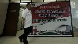 Pegawai Pemprov DKI Jakarta melakukan aktivitas kerja di Balai Kota, Jakarta, Rabu (2/1). Berdasarkan data absensi, dari total 65.332 pegawai PNS se-DKI, hanya 28.526 yang hadir pada hari pertama kerja di tahun 2019. (Merdeka.com/Iqbal S. Nugroho)