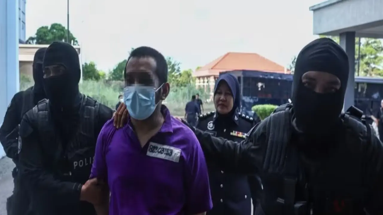 Tersangka yang melepaskan tembakan di Bandara Internasional Kuala Lumpur (KLIA) tiba di Pengadilan Negeri Kota Bharu pada 16 April 2024. (Facebook/Bernama)