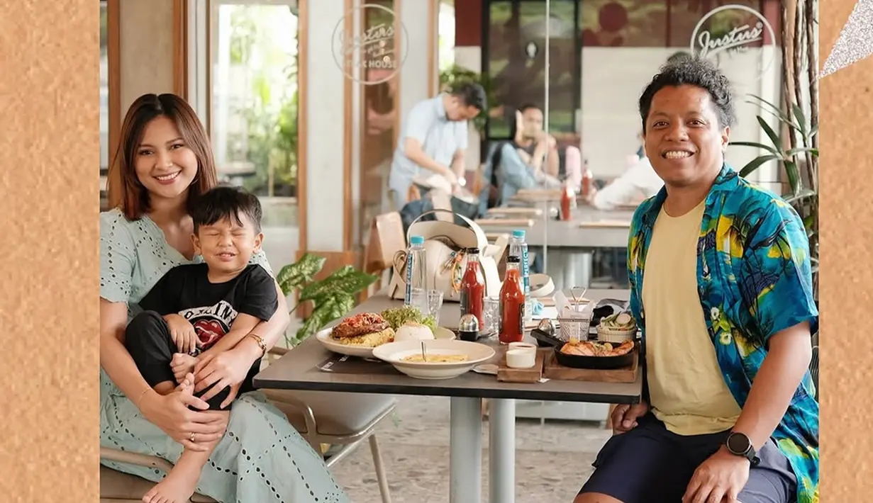 Arie Kriting merayakan ulang tahunnya ke-40 dengan makan siang bersama Indah Permatasari dan Naka. Meski sederhana, perayaan tersebut menjadi penuh makna karena kehadiran orang tercinta. (Liputan6.com/IG/@arie_kriting)