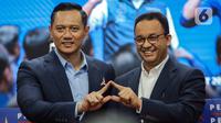 Ketua Umum Partai Demokrat Agus Harimurti Yudhoyono atau AHY (kiri) bersama Anies Baswedan menunjukkan isyarat kepada awak media usai menggelar rapat terbatas di DPP Partai Demokrat, Jakarta, Kamis (2/3/2023). Dalam rapat terbatas tersebut membahas bahwa Partai Demokrat telah resmi memberikan dukungan kepada Anies Baswedan untuk maju sebagai calon presiden pada Pemilihan Presiden 2024. (Liputan6.com/Faizal Fanani)