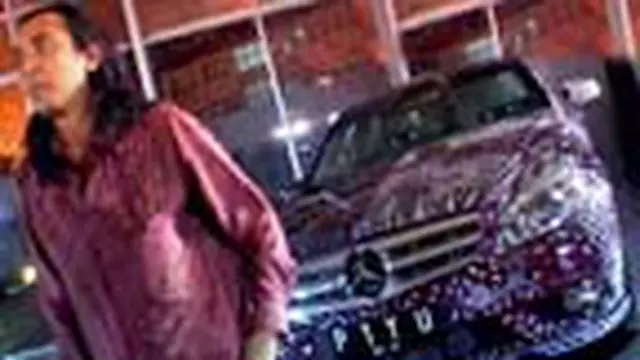 Tengok Mercedes Batik Gitaris Padi, yuk