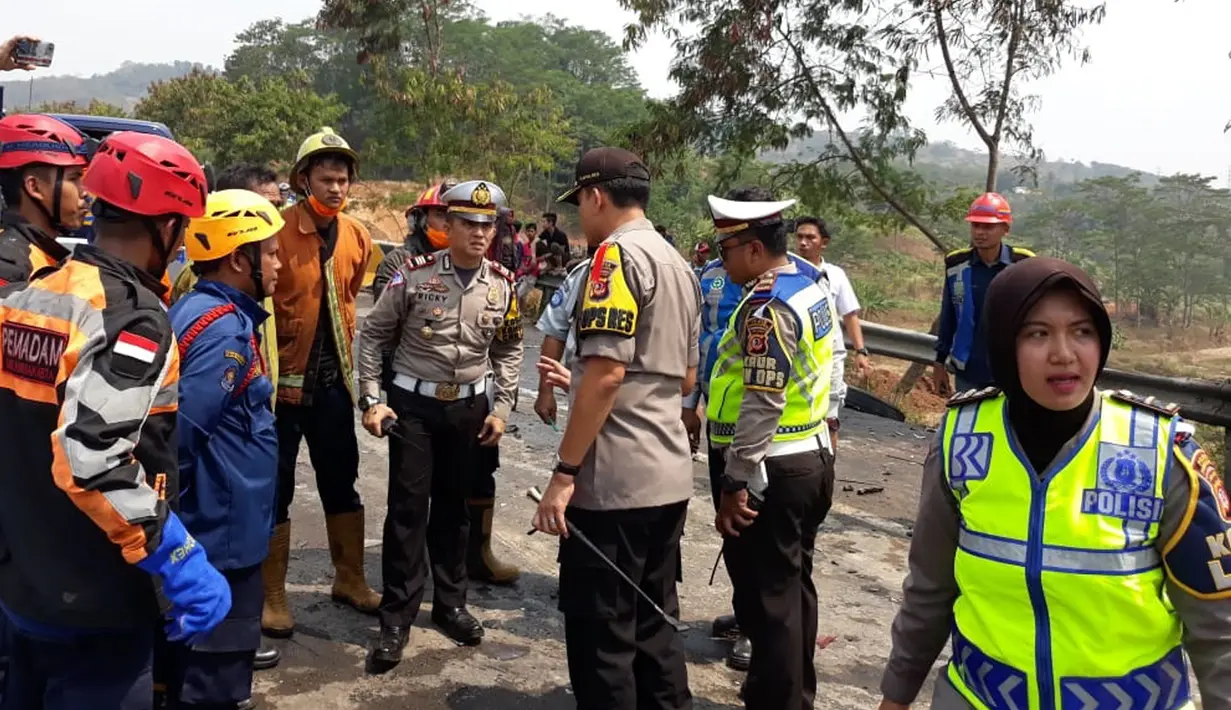 Polisi bersama petugas pemadam kebakaran menyelamatkan korban kecelakaan maut di ruas Tol Cipularang Kilometer 92, Purwakarta, Jawa Barat, Senin (2/9/2019). Arus lalu lintas mengalami kemacetan akibat kecelakaan maut Cipularang. (Liputan6.com/HO/Humas Polda)