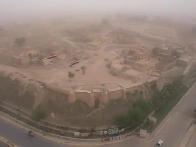 Pemandangan benteng kuno kota Kirkuk saat badai debu, di utara Irak (9/4/2022). Badai debu telah melanda sebagian besar Irak, meninggalkan puluhan orang di rumah sakit dengan masalah pernapasan. (AFP/Shwan Nawzad)