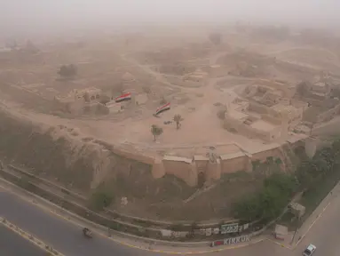 Pemandangan benteng kuno kota Kirkuk saat badai debu, di utara Irak (9/4/2022). Badai debu telah melanda sebagian besar Irak, meninggalkan puluhan orang di rumah sakit dengan masalah pernapasan. (AFP/Shwan Nawzad)