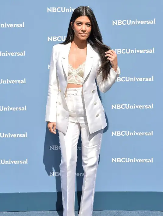 Beberapa waktu lalu, Kourtney Kardashian terlihat sedang berada di sebuah tempat perbelanjaan di Los Angeles bersama dengan Kim Kardashian. Keduanya terlihat sedang membeli perlengkapan bayi. Selamat Kourtney!  (AFP/Slaven Vlasic)