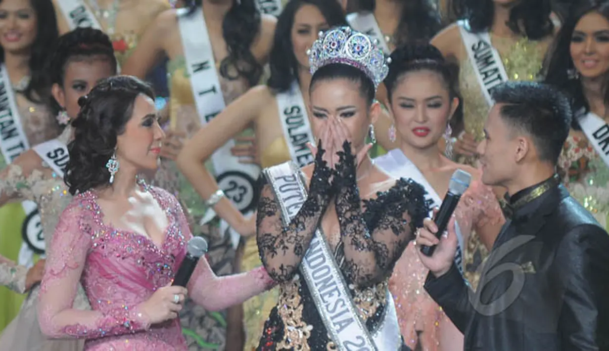 Puteri Indonesia 2014 Elvira Devinamira (tengah) menangis dalam malam Grand Finalis Puteri Indonesia 2015 di JCC, Jakarta, Jumat (20/2). Elvira digantikan oleh finalis dari Jawa Tengah Anindya Kusuma Putri. (Liputan6.com/Herman Zakharia)