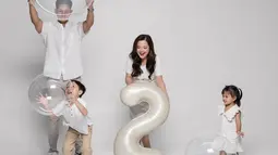 Momen ulang tahun Shafanina ini sekaligus jadi momen pemotretan keluarga kecil Tasya Kamila. Foto candid sembari bermain balon, kebahagiaan keluarga kecil pasangan yang menikah pada Agustus 2018 ini terasa kebahagiaannya. Dalam pemotretan sesi kedua ini, Shafanina sudah berganti baju mengenakan dress warna putih. Shanin sangat mirip dengan Tasya Kamila kecil. (Liputan6.com/IG/@tasyakamila)