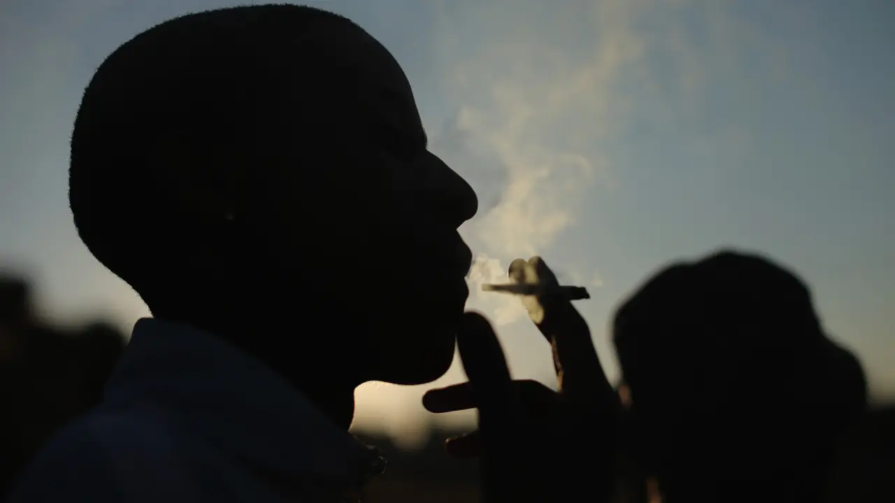 Hisap Ganja Bikin Tak Bahagia