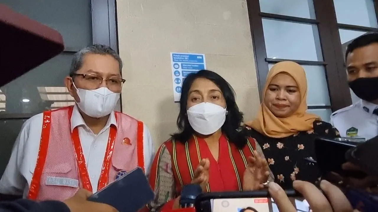 Menteri Pemberdayaan Perempuan dan Perlindungan Anak (PPPA), Bintang Puspayoga mengunjungi Stasiun Pasar Senen, Jakarta pada Minggu (16/3/2023).