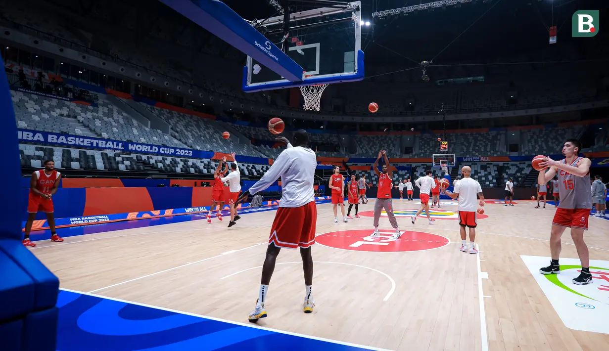 <p>Pebasket Kanada, RJ Barrett (tengah) bersama rekan-rekannya melakukan latihan menjelang laga Piala Dunia FIBA 2023 melawan Prancis di Indonesia Arena, Senayan, Jakarta, Kamis (24/08/2023). (Bola.com/Bagaskara Lazuardi)</p>