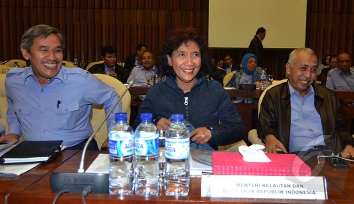 Menteri Kelautan dan Perikanan (KKP), Susi Pudjiastuti (tengah) didampingi Sekjen KKP Syarif Widjaja dan Inspektur Jenderal KKP Andha Fauzi Miraza mengikuti Rapat Kerja dengan Komisi IV DPR RI, Jakarta, Kamis (12/02/2015). (Liputan6.com/Andrian M Tunay)