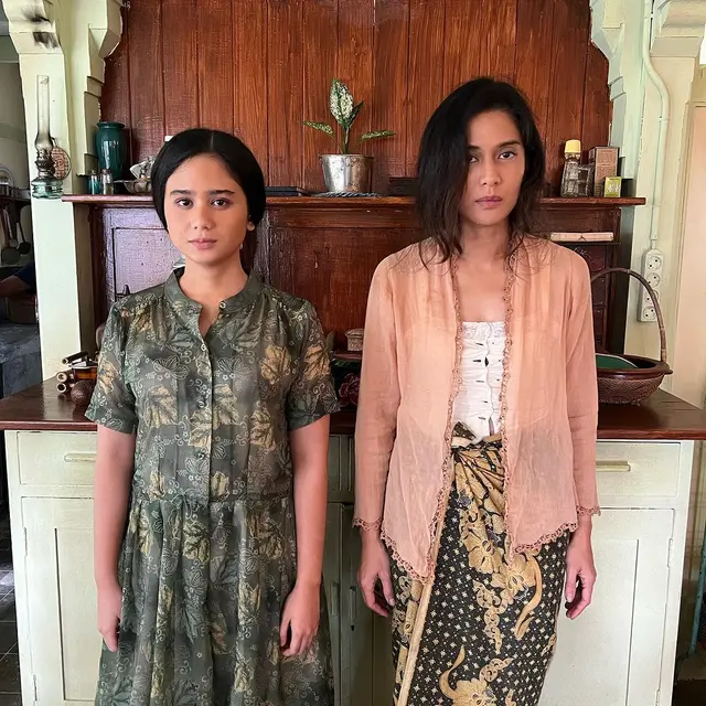 7 Potret Kompak Tissa Biani dan Dian Sastrowardoyo di Balik Serial Gadis Kretek