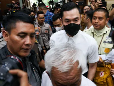 Terdakwa kasus dugaan korupsi pengelolaan tata niaga komoditas timah di wilayah Izin Usaha Pertambangan (IUP) di PT Timah Tbk tahun 2015-2022, Harvey Moeis (tengah) sesaat sebelum menjalani sidang pembacaan putusan oleh majelis hakim di Pengadilan Tindak Pidana Korupsi (Tipikor) Jakarta, Senin (23/12/2024). (Liputan6.com/Herman Zakharia)