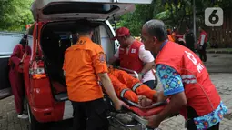 Badan Penanggulangan Bencana Daerah (BPBD) DKI Jakarta juga menyiagakan personil yang bertugas untuk melakukan evakuasi logistik pemilu saat banjir pada 14 Februari 2024. (merdeka.com/Imam Buhori)